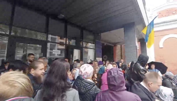 Віруючі УПЦ під будівлею суду. Фото: СПЖ