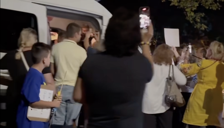 Українці кричать «Ганьба» ієрархам Константинопольського патріархату в США. Фото: franklinreporter