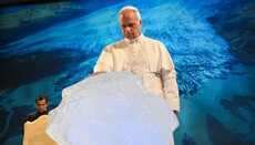 Папа благословил кусок льда на конференции по изменению климата