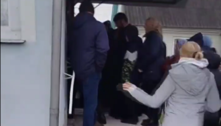 Seizure of the Church of the Nativity of the Most Holy Theotokos of the UOC in the village of Minkivtsi. Photo: video screenshot / Dozor