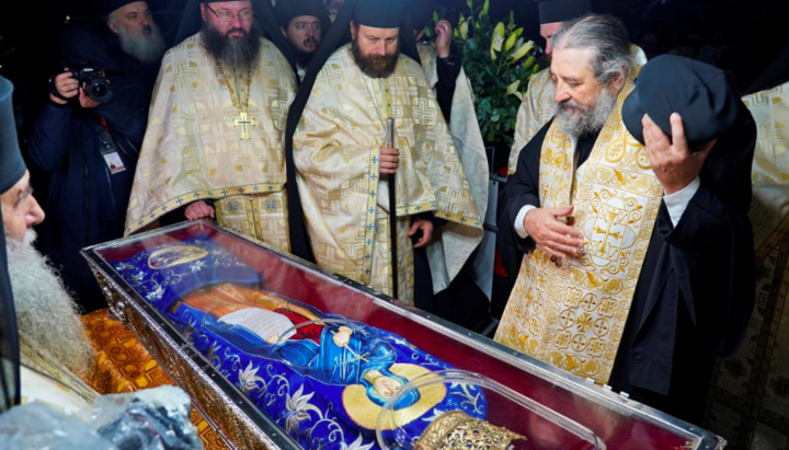 Перенесение мощей святой Параскевы в сень у кафедрального собора в Яссах. Фото: Флавий Попа / doxologia.ro