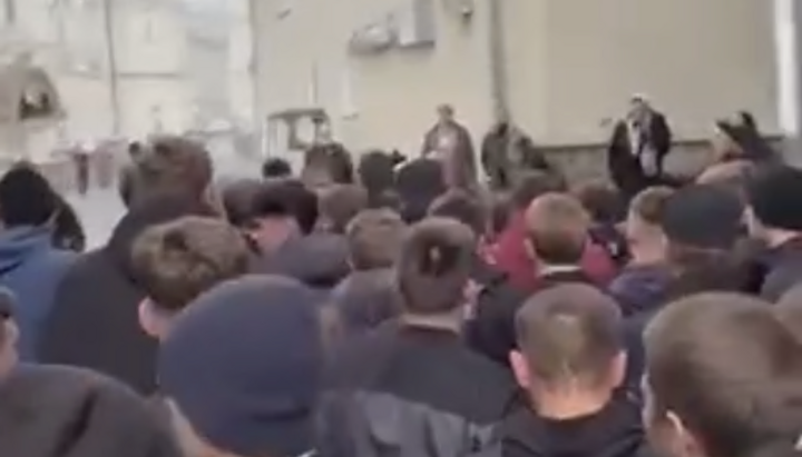 У Почаєві семінаристи витісняють загарбників. Фото: СПЖ