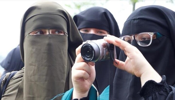 Women in the religious Muslim attire. Photo: Anadolu Ajansı