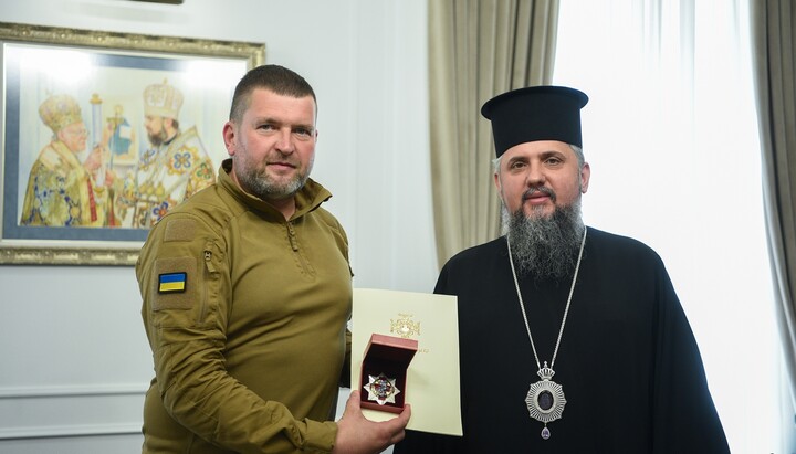 Маркушин (зліва) отримав орден від Думенка за 