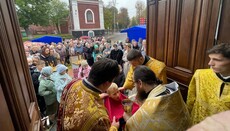 У Володимирі після опечатування собору його громада молиться на вулиці