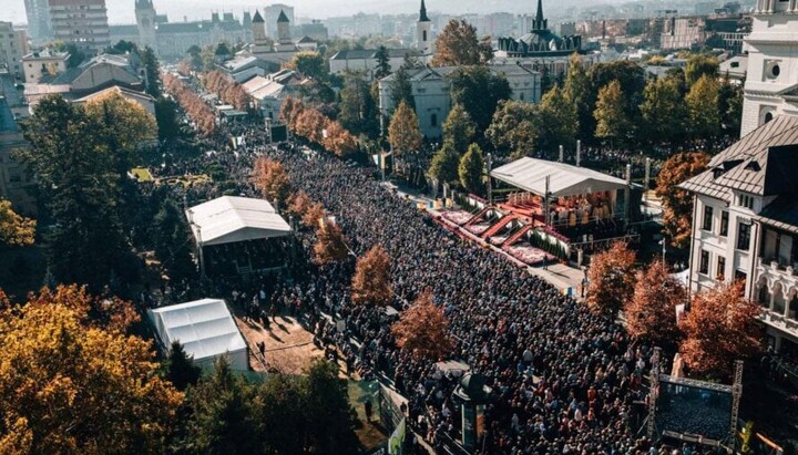 Divine Liturgy in honor of Saint Parascheva in the Romanian city of Iași. Photo: basilica