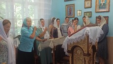 В Ставчанах община УПЦ после захвата храма молится в хате