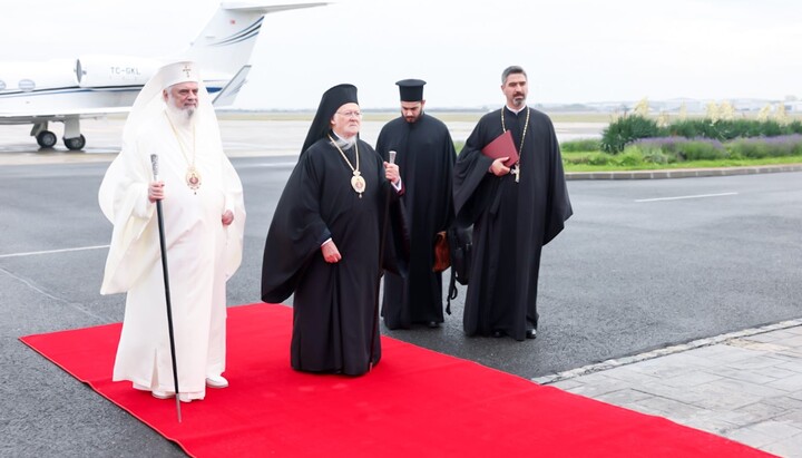 Patriarchs Bartholomew and Daniel at Bucharest Airport. Photo: Basilica News Agency