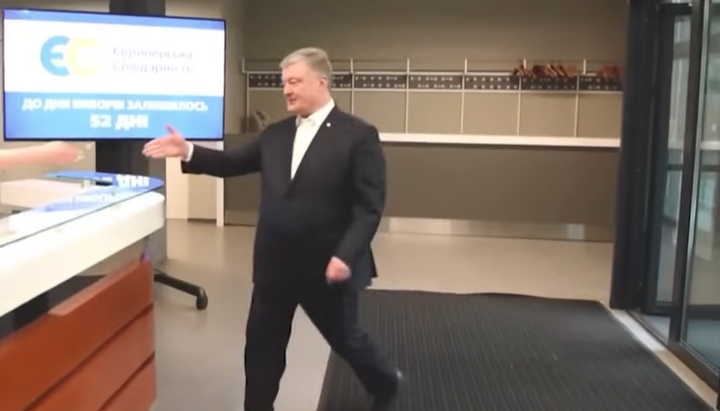 Порошенко в офісі навпроти Лаври. Фото: ТСН