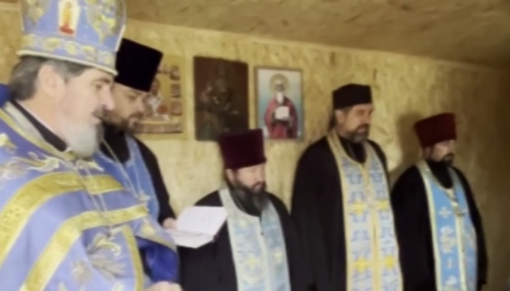 Молитва на приході УПЦ Різдва Богородиці в селі Новосілки. Фото: Дозор