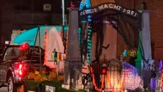 В США католическая школа на Хэллоуин установила ворота концлагеря Освенцима