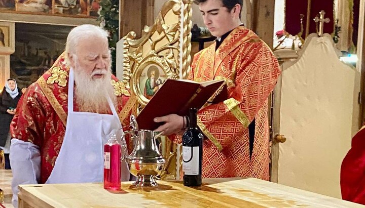 Митрополит Марк освящает престол в Параскевинском храме с. Александровка. Фото: Хустская епархия