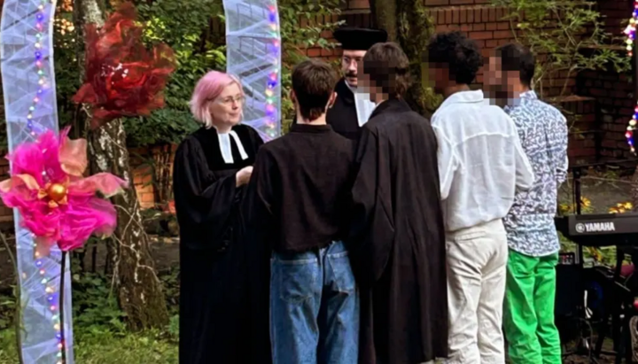 Пастор Лена Мюллер (зліва) «вінчає» в Берліні чотирьох геїв один з одним. Фото: Instagram/metablabla