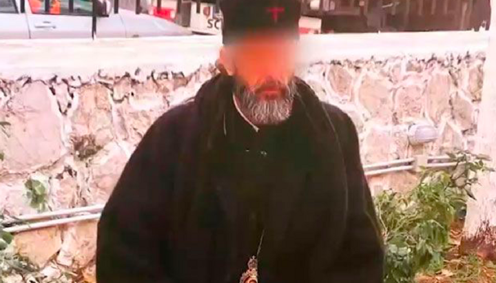 Лже-священник, выдававший себя за архиепископа, у здания храма в Афинах. Фото: Athens News