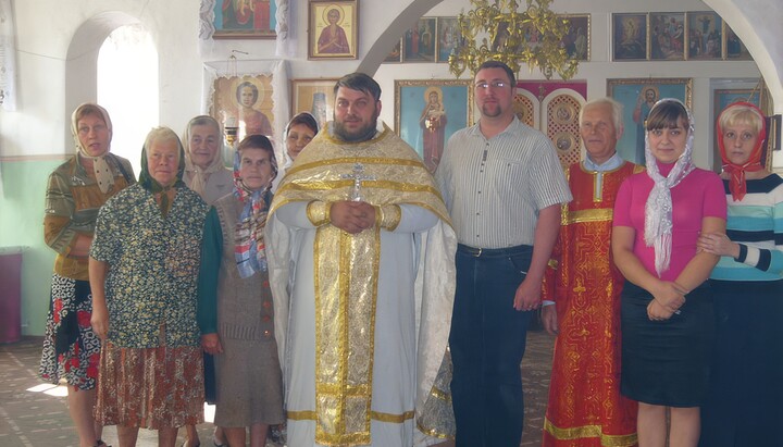Протоієрей Володимир Шутов з парафіянами. Фото: сайт Горлівської єпархії