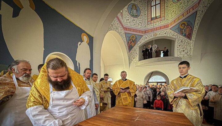 Митрополит Пимен освячує новий храм. Фото: Рівненська єпархія