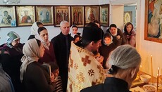 В Заставне гонимый приход УПЦ собирается на молитву в домовом храме