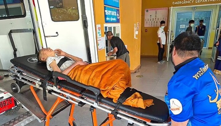 Жінку, яку ледве не кремували, доставили в лікарню. Фото: dailymail