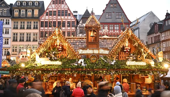 Люди на рождественском рынке в Германии, 24 ноября 2025 года. Фото: Кирилл Кудрявцев. AFP via Getty Images