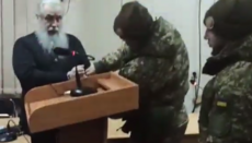 В Сети опубликовали видео, как владыку Арсения в наручниках привели в суд