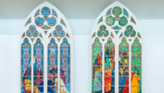 320 000 парижан выступили против новых витражей с чернокожими в Нотр-Даме