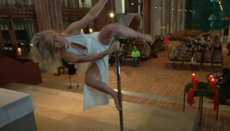 У Німеччині жінка станцювала на жердині в лютеранському храмі