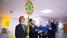 Студенти Київських духовних шкіл відвідали з подарунками онкохворих дітей