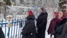 Στο Μπουγκρίνε τα παιδιά της ενορίας της Ουκρανικής Ορθόδοξης Εκκλησίας τραγούδησαν κάλαντα κοντά στον κλειστό ναό τους.