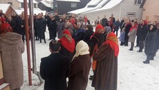 Στο Κοσμάτς μερικοί ενορίτες της ΠΤΟ δικάζονται με άλλους εξαιτίας της λειτουργίας της 25ης Δεκεμβρίου