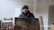 В прифронтовой Юрковке полиция помогла вывезти иконы из разбитой церкви УПЦ