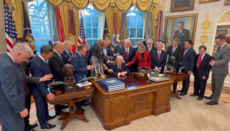В Белом доме пасторы помолились с Трампом о США и их армии
