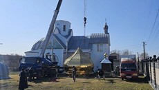 В Текливке на храм УПЦ установили освященный крест и купол