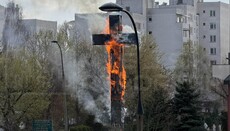 На католицьку Страсну п'ятницю у Варшаві спалахнув 17-метровий хрест