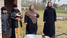 Після вигнання черниць Крупицької обителі вони моляться під відкритим небом