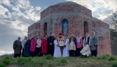 У Червоній Діброві гнана громада УПЦ служила на Пасху в храмі, що будується