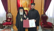 Предстоятель Румынской Церкви наградил Патриарха Феофила орденом