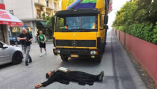 В Салониках верующий, чтобы остановить гей-парад, лег перед ним на землю