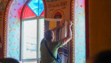 В захваченном храме Одессы ПЦУ закрыла фрески святых украинскими флагами