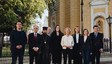 Οι αρχές ξενάγησαν την επικεφαλής της Ευρωπαϊκής Επιτροπής στη Λαύρα
