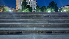 Για την επισκευή της σκάλας στην πλατεία του Τσερνιβτσί χρησιμοποιήθηκαν ταφόπλακες, – ΜΜΕ