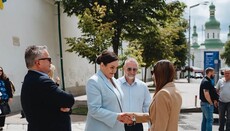 Ministry of Culture and OP organized a tour of the Lavra for a blogger from the USA