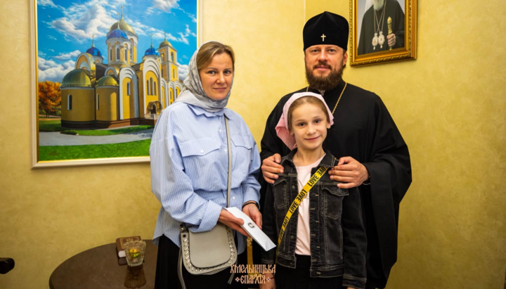 Митрополит Виктор передал финансовую помощь на лечение ребенка с ДЦП. Фото: Хмельницкая епархия