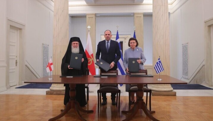 Υπογραφή του μνημονίου από τον Πατριάρχη Ιεροσολύμων και την Ελλάδα. Φωτογραφία: Orthodoxia