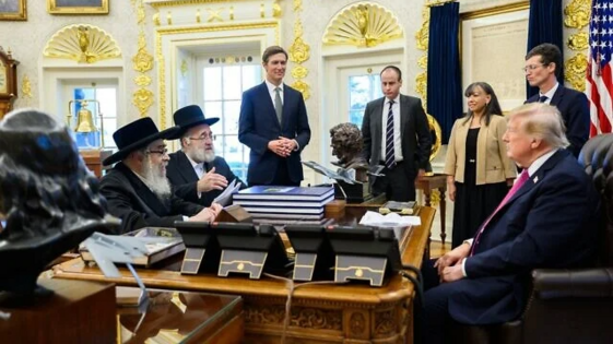 Трамп із делегацією хасидських рабинів у Білому домі. Фото: Times of Israel