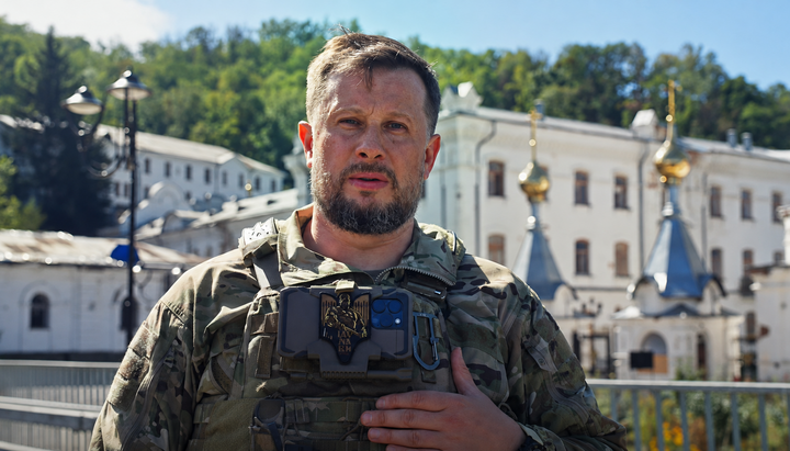Билецкий на фоне Святогорской лавры. Фото: Фейсбук третьего армейского корпуса
