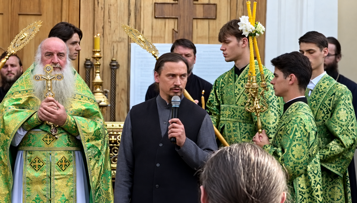 Протоиерей Роман Форост у собора в Черновцах. Фото: «Первый Казацкий»