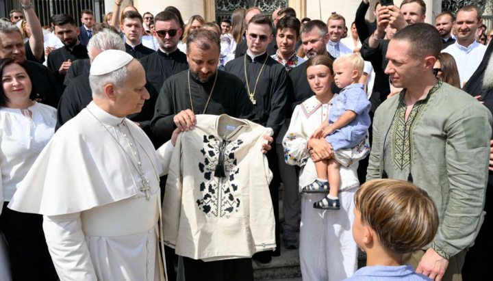 Pope receives an embroidered Ukrainian shirt at the Vatican. Photo: UGCC