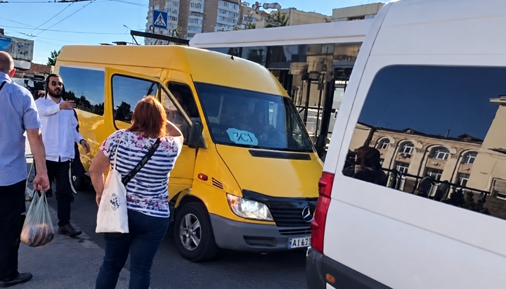Хасиды садятся в автобус с надписью "ВСУ". Фото: открытые источники
