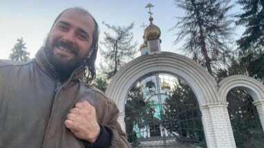 Онищенко на фоне храма Серафима Саровского в Славянске. Фото: karachun.com