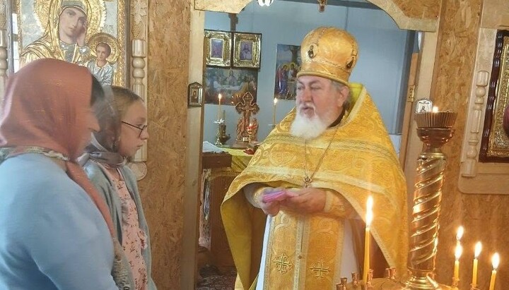 Верующие передали деньги на лечение девочки. Фото: Хмельницкая епархия
